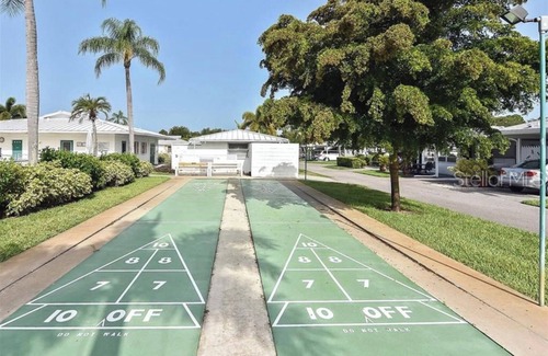 Venice Villa | Venice charm on the Island with a Pool 55+ bungalow