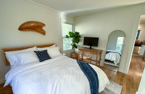 Venice Cottage | Venice Flower Cottage: 2BD dream in best location