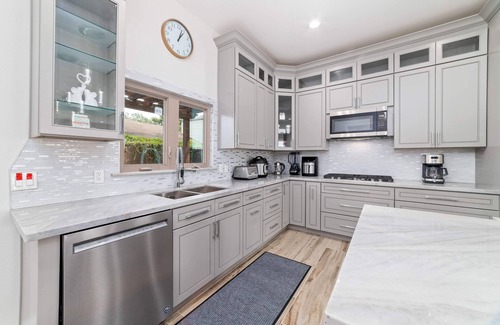 Lawndale/ Wayside House | VENIZ by Hobby Airport minimum 31 days stay