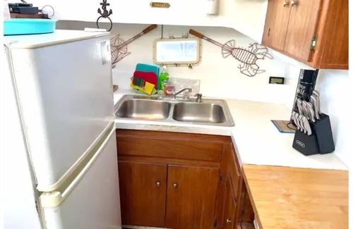 Ventura House | Ventura Boatel Stay on a boat in the best location in Ventura Harbor Great Views