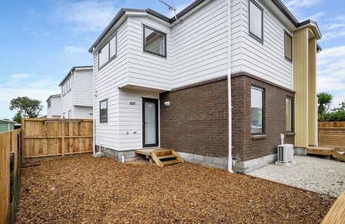Auckland House | Ventura Delight Townhouse with Parking and Patio