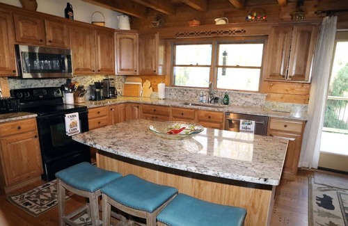 Holland Cabin | Ventura Pines Log Cabin, Heated Pool, beach Nearby, Bikes.