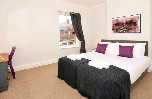 Stoke-on-Trent House | Venture House by YourStays