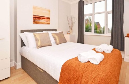 Stoke-on-Trent House | Venture House by YourStays
