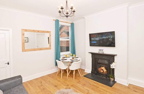 Stoke-on-Trent House | Venture House by YourStays