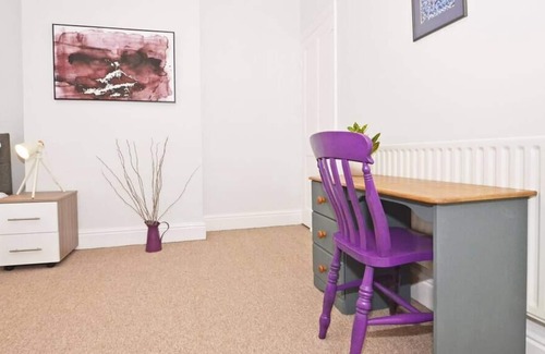Stoke-on-Trent House | Venture House by YourStays
