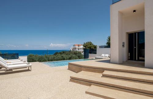 Akrotiri Villa | Ventus Villa Offers Panoramic View to Ionion Pelagos!