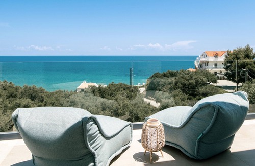 Akrotiri Villa | Ventus Villa Offers Panoramic View to Ionion Pelagos!
