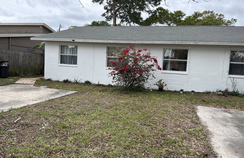 Pinellas Park Apartment | Vera Cottage 10 minutes from St Pete Downtown & Pier 2 bedrooms- 2 king 2 twin