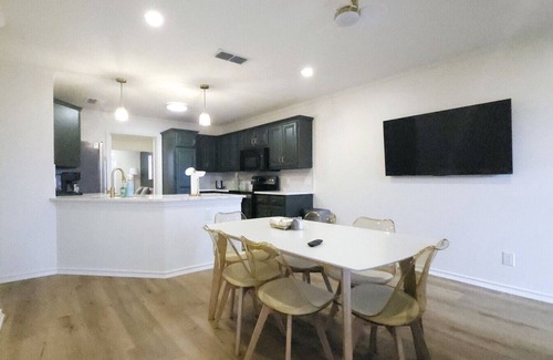 Tyler House | Verde @ Hollytree dr King bed, excellent location Golf