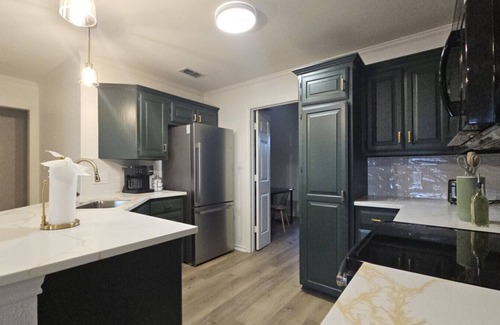 Tyler House | Verde @ Hollytree dr King bed, excellent location Golf