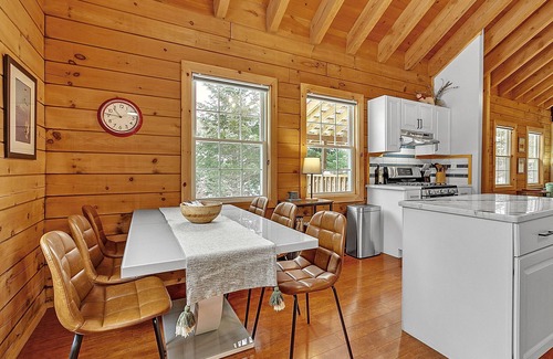 Warren Cabin | Vermont cabin w/mountain views & porch