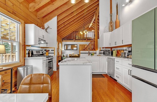 Warren Cabin | Vermont cabin w/mountain views & porch