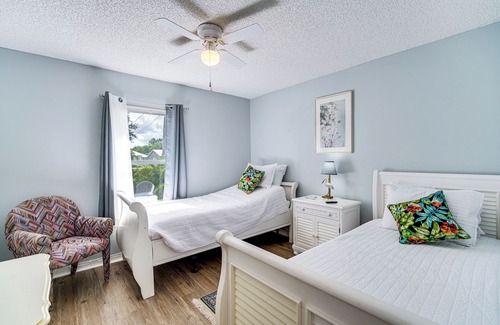 Vero Lake Estates Apartment | Vero Beach Abode: Hot Tub & Fire Pit, Near Boating