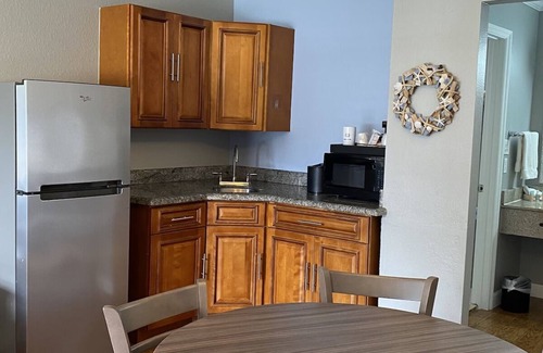 Vero Beach Hotel | Vero Beach Inn and Suites | Deluxe Suite | Near Vero Beach Regional Airport