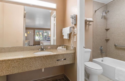 Vero Beach Hotel | Vero Beach Inn and Suites | Deluxe Suite | Near Vero Beach Regional Airport
