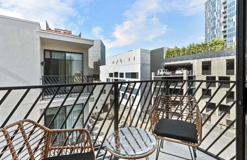 Wilshire Center Apartment | Versatile Luxury Penthouse