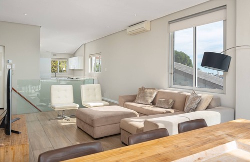 Green Point Apartment | Vertigo Views in Vibey Central Green Point
