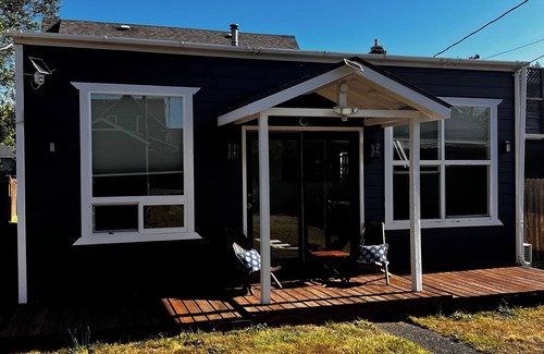 Coos Bay House | Very clean house with amazing park across the street and Japanese garden.