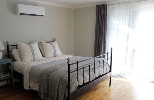 Cataumet House | Very comfortable, high-end, spacious, and recently refurbished 1 bedroom / 2 bathroom house in Cataumet / Bourne / Cape Cod. Sleeps 4 with the trundle bed in the den.