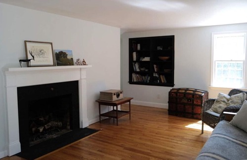 Cataumet House | Very comfortable, high-end, spacious, and recently refurbished 1 bedroom / 2 bathroom house in Cataumet / Bourne / Cape Cod. Sleeps 4 with the trundle bed in the den.