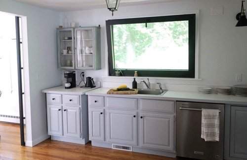 Cataumet House | Very comfortable, high-end, spacious, and recently refurbished 1 bedroom / 2 bathroom house in Cataumet / Bourne / Cape Cod. Sleeps 4 with the trundle bed in the den.