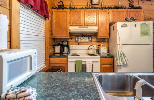 Sevierville Cabin | Very Cozy 2 BR Cabin with extra bed in Loft! Hot Tub, Pool Table! Seasonal Pool
