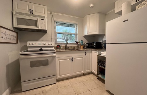 Bonita Springs Cottage | Very Cute Cottage , in Bonita- Queen Bed + 2 Rollaway Beds. Near the Beach!