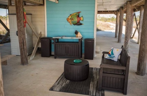 Southpointe House | Very cute, well maintained 3 bedroom 2 bath house that will accommodate up to 9 people. This beach home was featured on the A&E show VACATION RENTAL POTENTIAL!