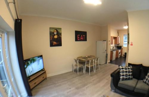Frampton House | Very LARGE House, 6 beds, 4 bedrooms, 3 Bathrooms, 5 Smart TV's & VAN PARKING
