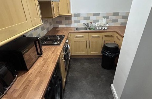 Waddon Apartment | Very Large Two Bed Flat With Parking - Sleeps 5