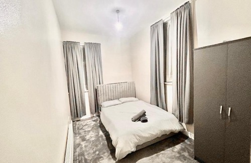 Waddon Apartment | Very Large Two Bed Flat With Parking - Sleeps 5