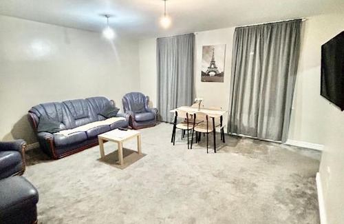 Waddon Apartment | Very Large Two Bed Flat With Parking - Sleeps 5