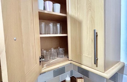 Waddon Apartment | Very Large Two Bed Flat With Parking - Sleeps 5