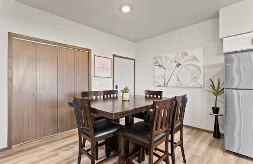 South Perry District Apartment | Very New 2 Bed 2 Bath Near DT and Perry District!