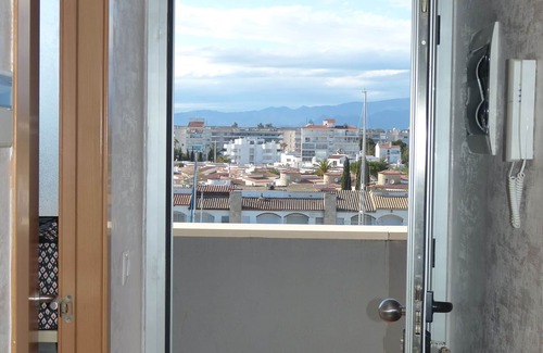 Santa Margarida Apartment | Very nice flat in recent residence.