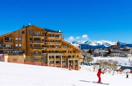Les Angles Apartment | Very nice T3, at the foot of the slopes, village center, large corner balcony, lake view