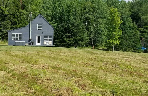 Morrisville Cottage | Very private, dog-friendly country house with hot tub on a lovely 10 acre meadow