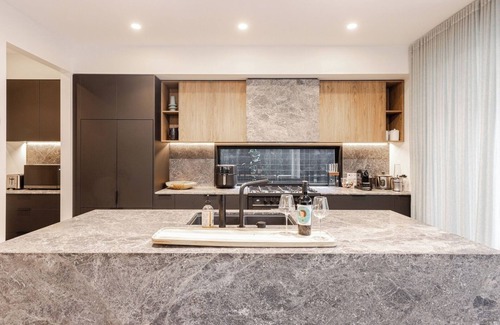 New Farm House | Very Private Luxury House on James Street