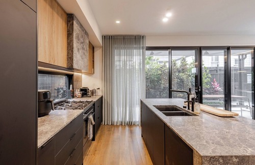 New Farm House | Very Private Luxury House on James Street