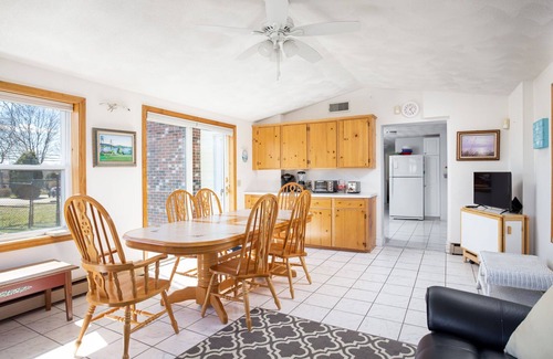 Bonnet Shores House | Very Spacious, short walk to Kelly Beach, Central a/c, Pet friendly