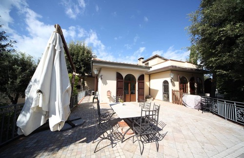 Tirrenia Villa | Very spacious villa in Tuscany with large garden. Beach and golf course within walking distance