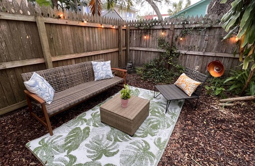 Downtown Apartment | Very tropical, private and peaceful, short walk to everything happening downtown