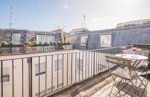 Knightsbridge and Belgravia Apartment | VERY UNUSAL HOME-COMFORTABLE =SLEEPS 4/5 Knightsbridge - Early C/in if avail -