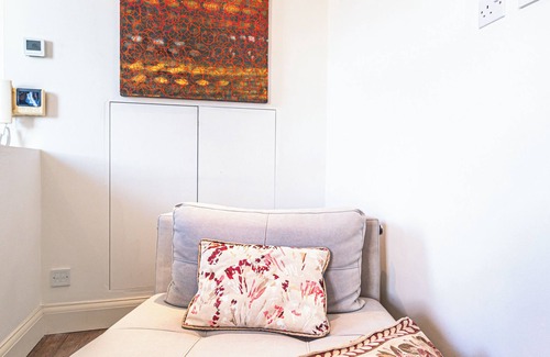 Knightsbridge and Belgravia Apartment | VERY UNUSAL HOME-COMFORTABLE =SLEEPS 4/5 Knightsbridge - Early C/in if avail -