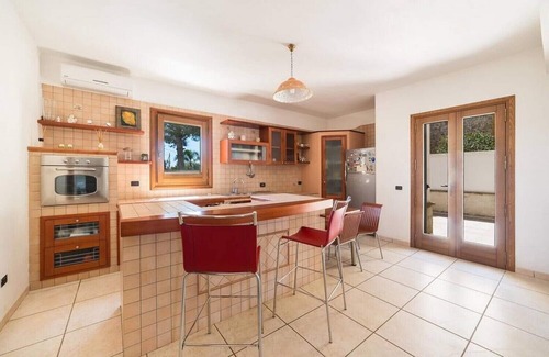 Torricella Villa | Vespicci three-story villa with 10-person pool, 5 minutes from the beach