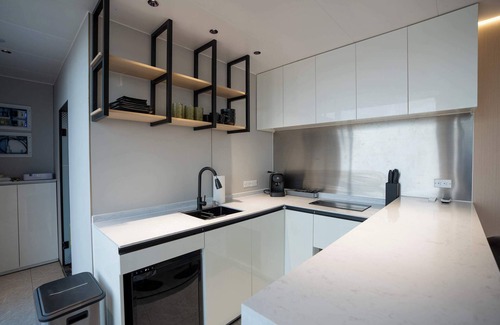 Bridgeport Apartment | Vessel 3 - Sleek Waterfront Vessel | Backyard AC/Heat Nature Escape