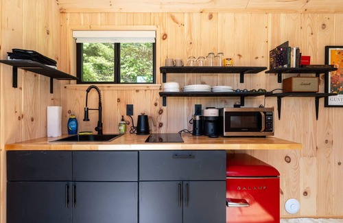 Sullivan Cabin | Vesta Nook! With Shower, Queen Bed & pullout sofa