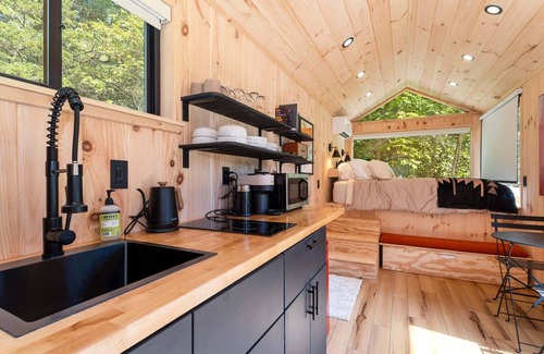 Sullivan Cabin | Vesta Nook! With Shower, Queen Bed & pullout sofa