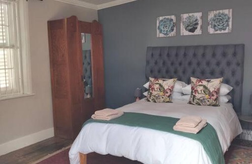 Colesberg House | Via the Grapevine 3 bedroom house private parking